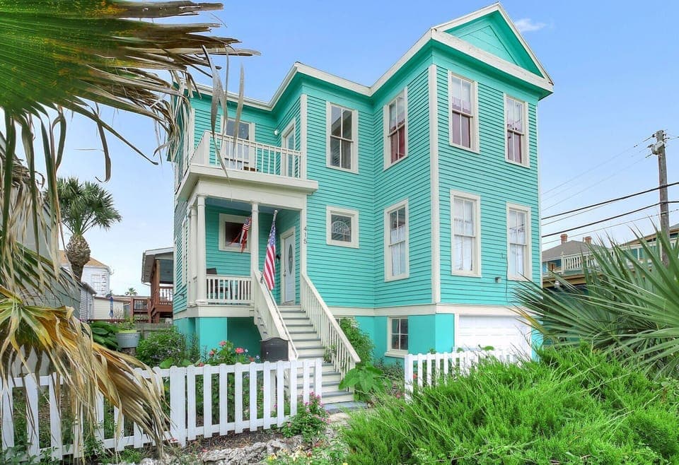 Front view of Salty Air Retreat near our historical district!  Walk to some of the best local restaurants.