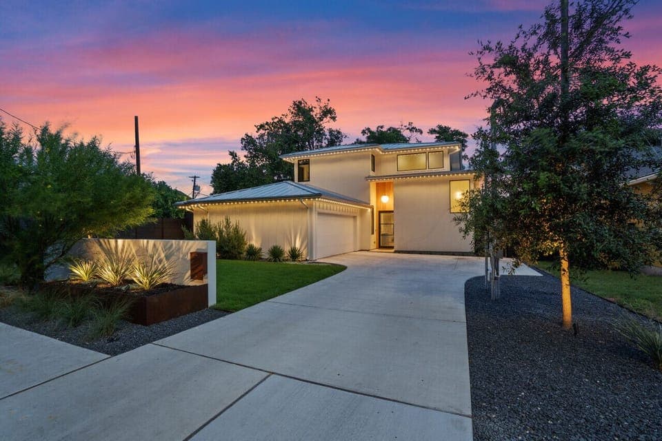 Brand new custom constructed 4br 3.5ba home in Zilker walkable to Austin`s finest amenities!