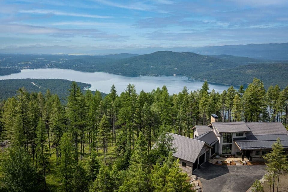 Newly constructed in 2023, Elk Highlands Ski House is a ski in ski out home at Whitefish Mountain Resort with views of Whitefish Lake!.