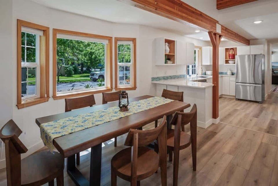 Nice dining room table, right off the kitchen