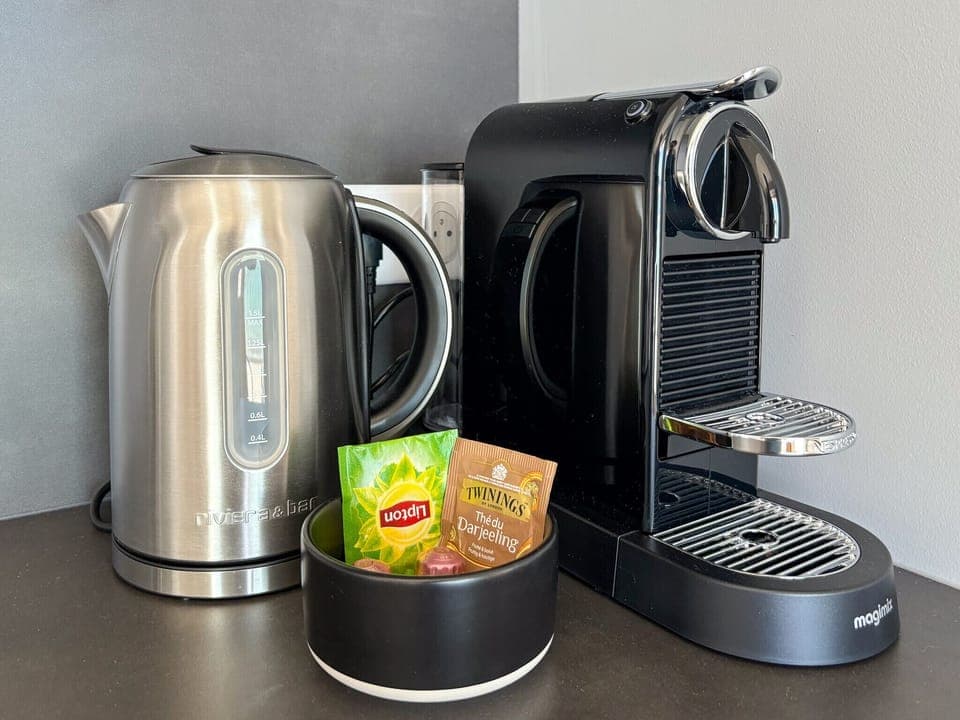 Welcome to Trébeurden! This seaside apartment offers stunning ocean views, direct beach access, a heated indoor pool, and a ping-pong table for added fun. The kitchen is fully fitted and equipped, perfect for preparing delicious meals with family or friends. Relax year-round and enjoy breathtaking sunsets, water activities, and the natural beauty of Brittany. Just minutes from shops, restaurants, and hiking trails, this apartment is the ideal getaway for sea and nature lovers.