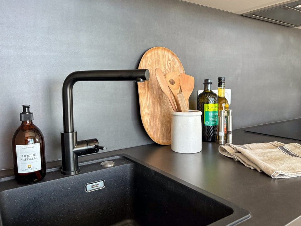 Welcome to Trébeurden! This seaside apartment offers stunning ocean views, direct beach access, a heated indoor pool, and a ping-pong table for added fun. The kitchen is fully fitted and equipped, perfect for preparing delicious meals with family or friends. Relax year-round and enjoy breathtaking sunsets, water activities, and the natural beauty of Brittany. Just minutes from shops, restaurants, and hiking trails, this apartment is the ideal getaway for sea and nature lovers.