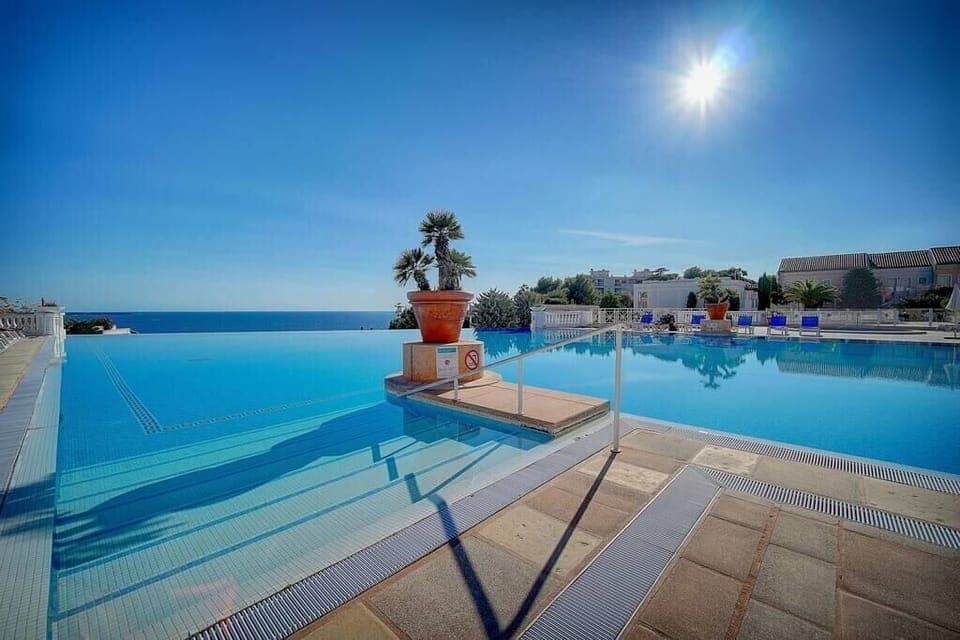 Swimming pool and Sea view