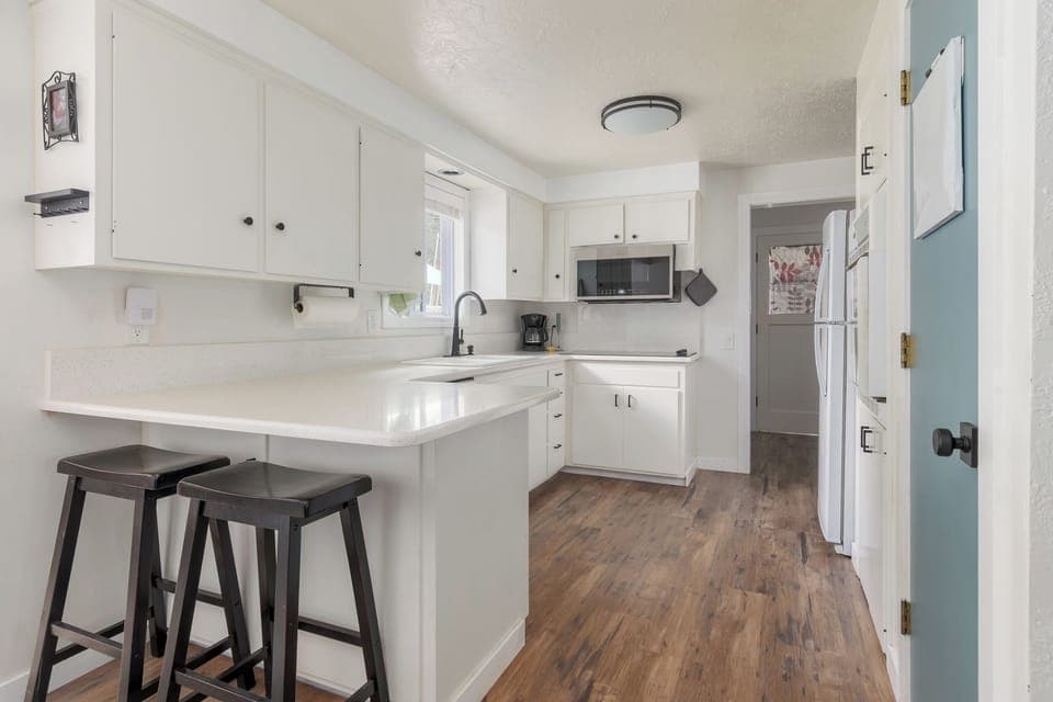 2025, major kitchen renovation.  New dishwasher, cooktop, microwave & countertop