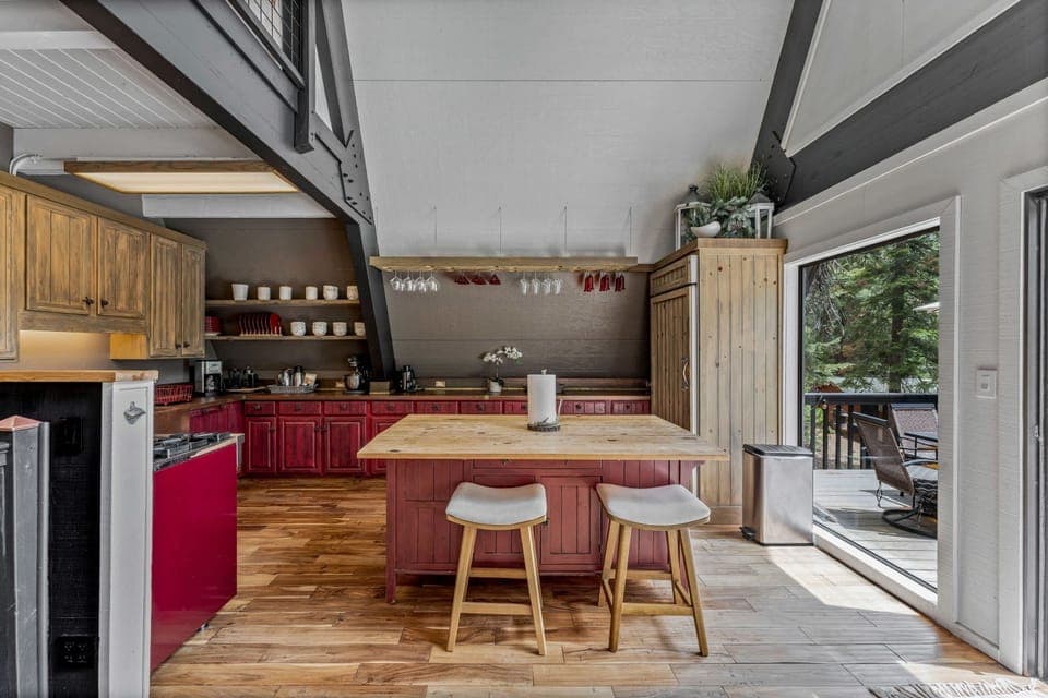 Kitchen: Well-equipped kitchen, spacious countertops, Viking gas range, kitchen island w/2 bar stools