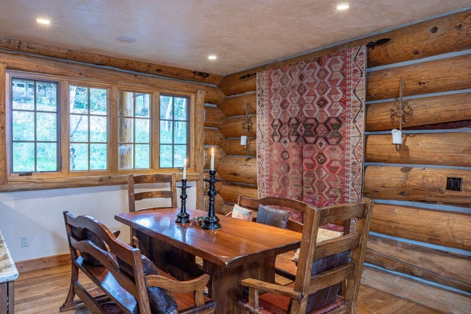 Dining Room - Breakfast nook right off of kitchen with seating for 6