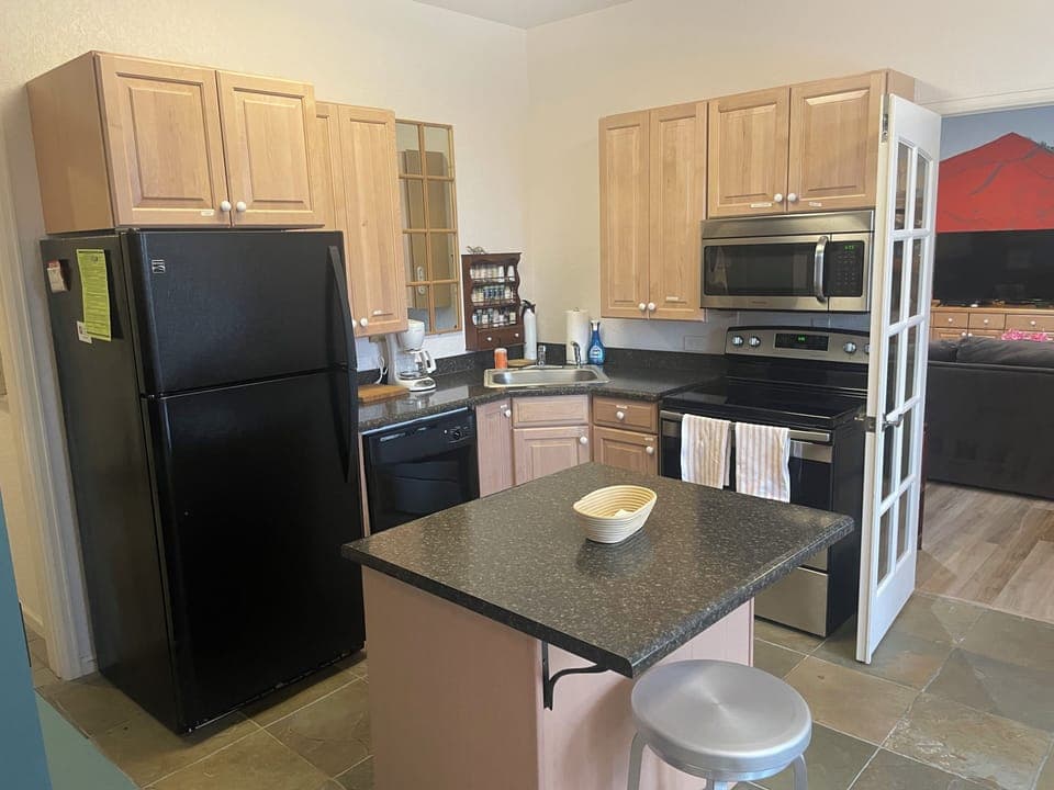 Full kitchen-full sized ‘fridge, oven, range microwave & offee maker