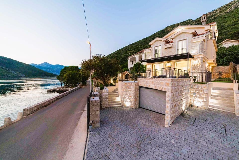 Luxury Seafront Villa Riviera 4 BR, 3 living areas, 5 baths, jacuzzi, terrace
