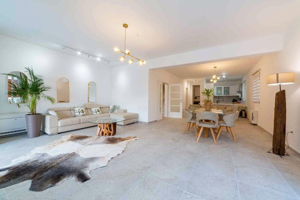 Luxury Seafront Villa Riviera 4 BR, 3 living areas, 5 baths, jacuzzi, terrace