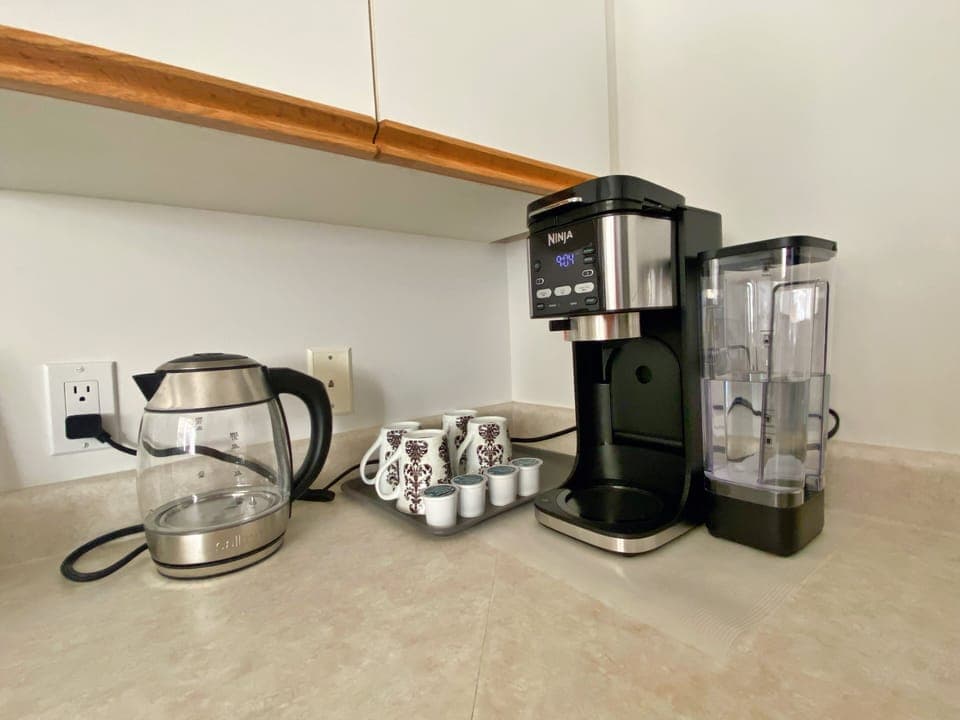 Brand-new coffee maker with organic Arabica K-cup pods & Rainforest Tetley tea 