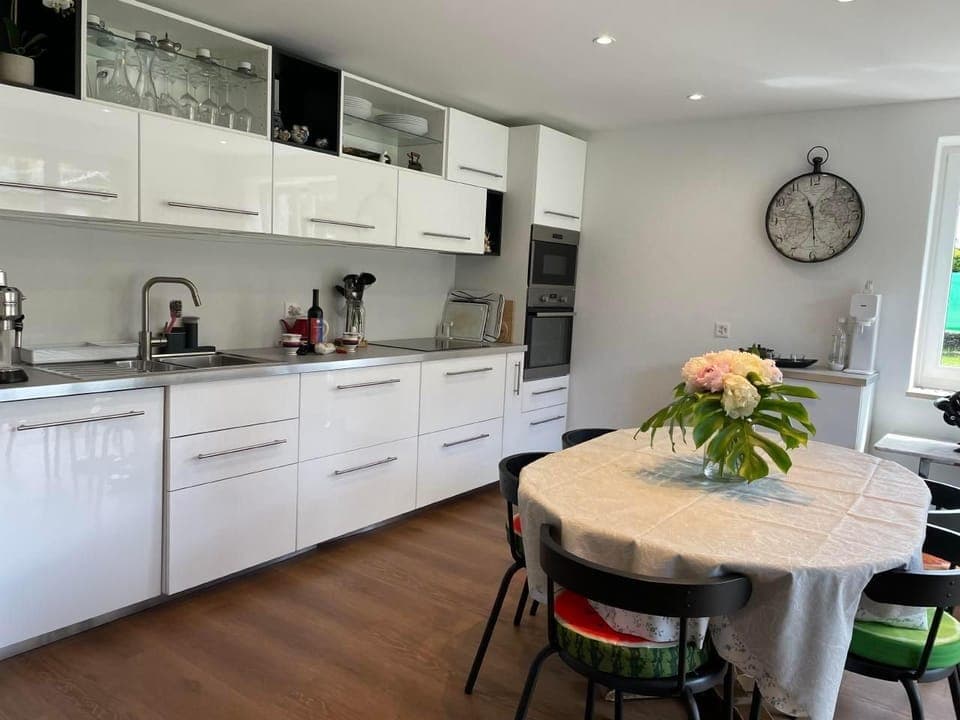 Well-equipped kitchen with coffee maker, dishwasher, microwave and oven. 