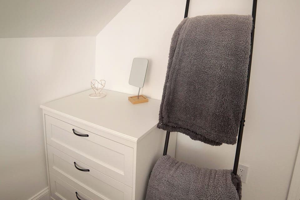 Twiin bedroom