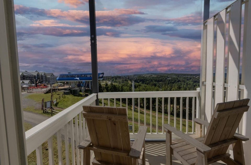 Cool breezes and breathtaking views—enjoy the mountains of Snowshoe!