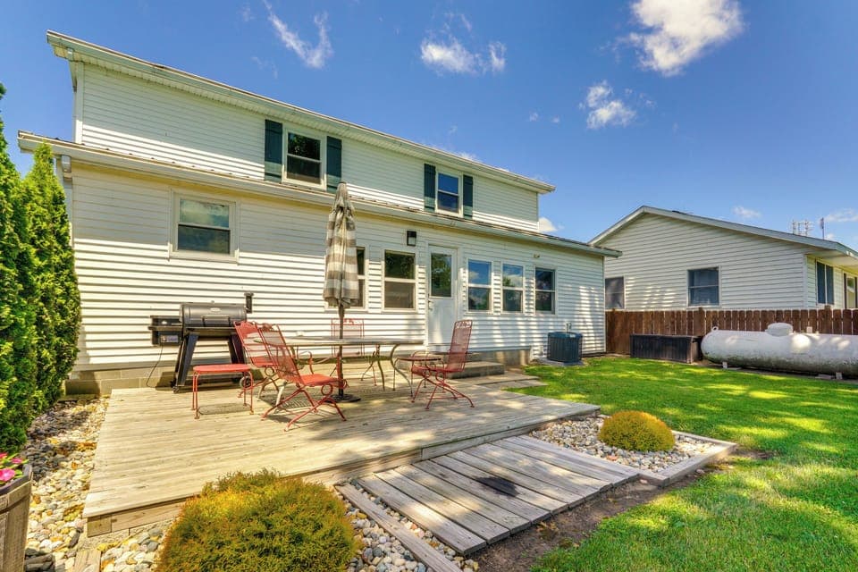 Howe Vacation Rental | 3BR | 2BA | Steps Required | 1,672 Sq Ft