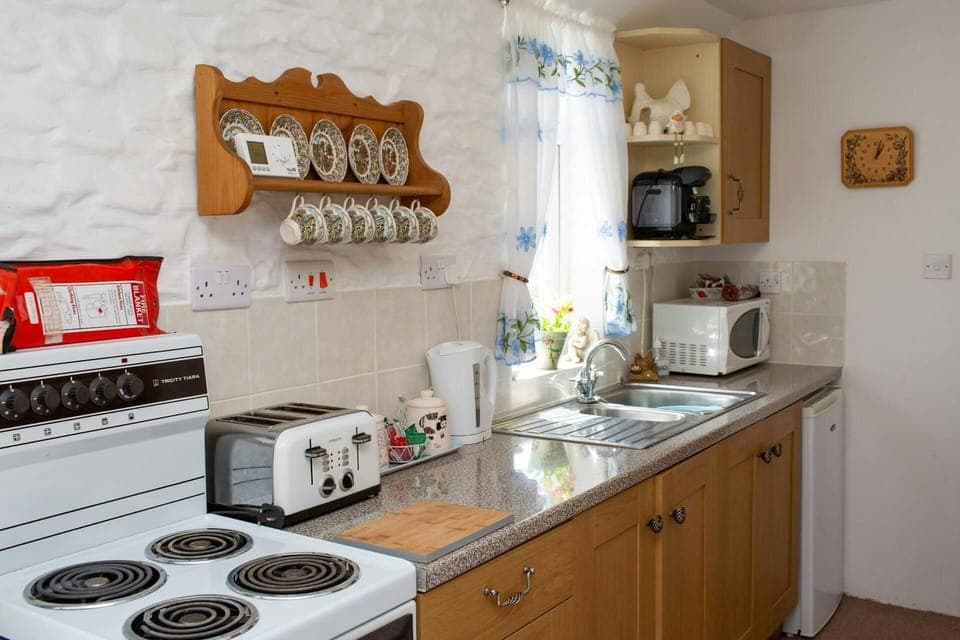 Electric cooker. Base cupboards and window above sink