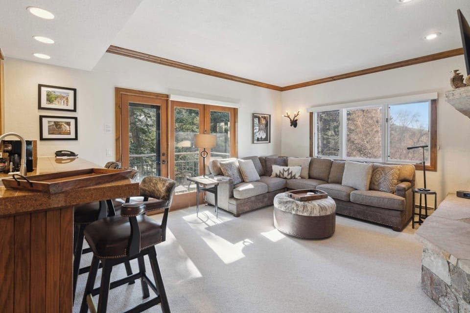 charter-c120-2553_54461547252_o