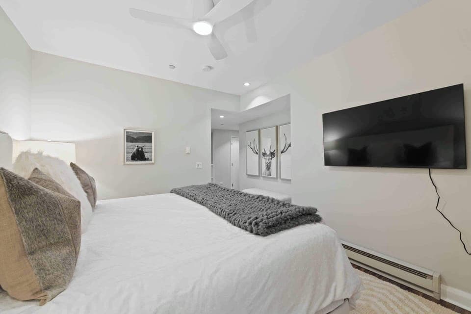 charter-5240-8454_52633326197_o