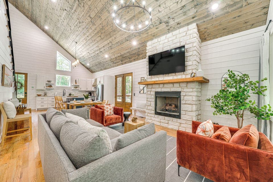 Broken Bow Vacation Rental | 4BR | 3.5BA | 9 Steps to Enter | 2,000 Sq Ft