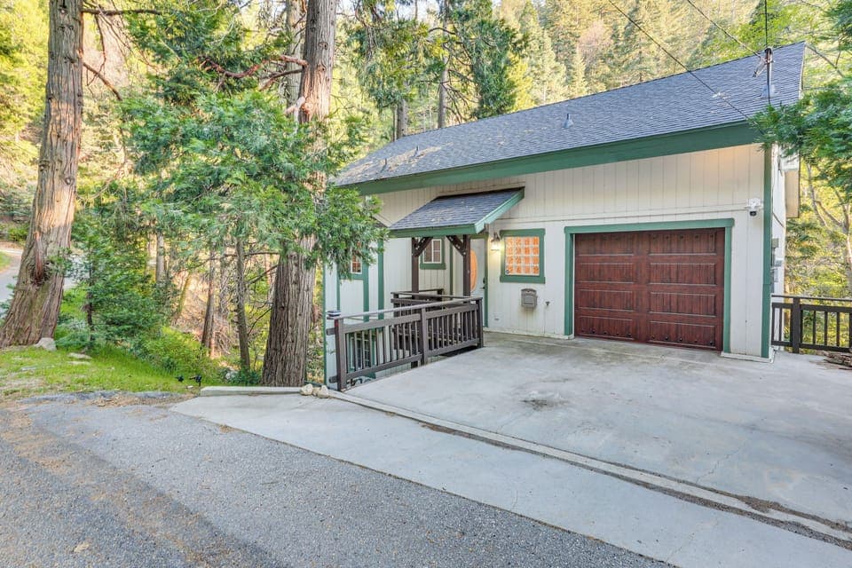 Crestline Vacation Rental | 4BR | 2.5BA | 2,049 Sq Ft | Step-Free Entry