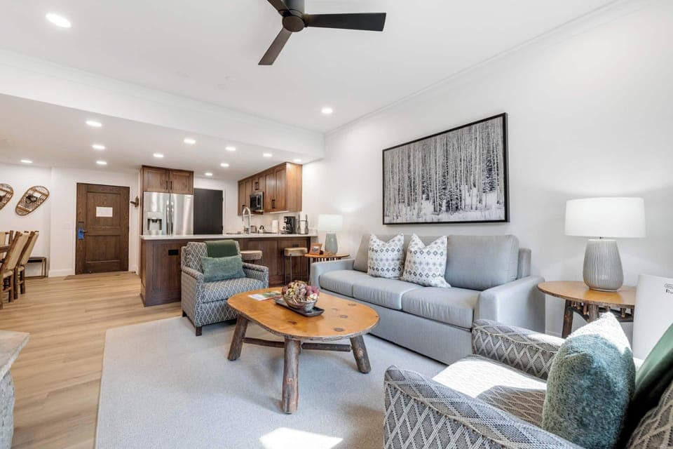 charter-e130--9289_54744004982_o