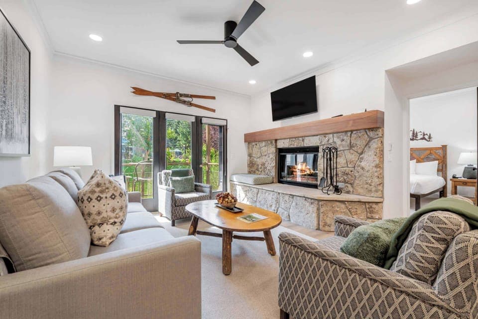 charter-e130--9309_54745201570_o