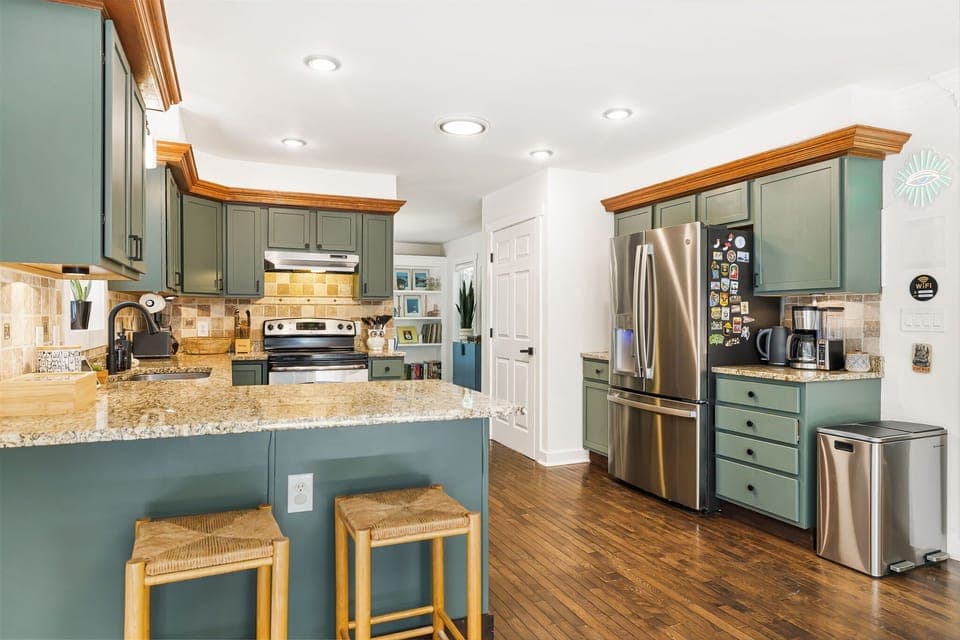Fully Equipped Kitchen w/ Breakfast Bar Seating