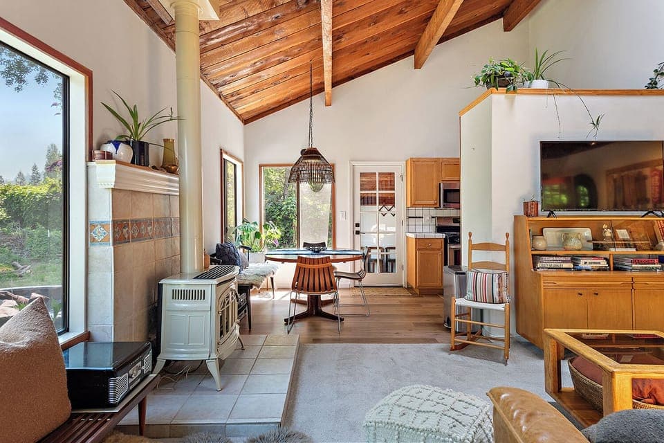 A nearly open floorplan from the entry and living area to the dining space and kitchen.