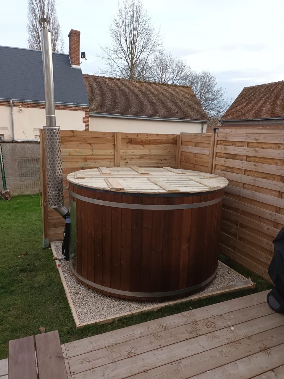 Outdoor spa tub