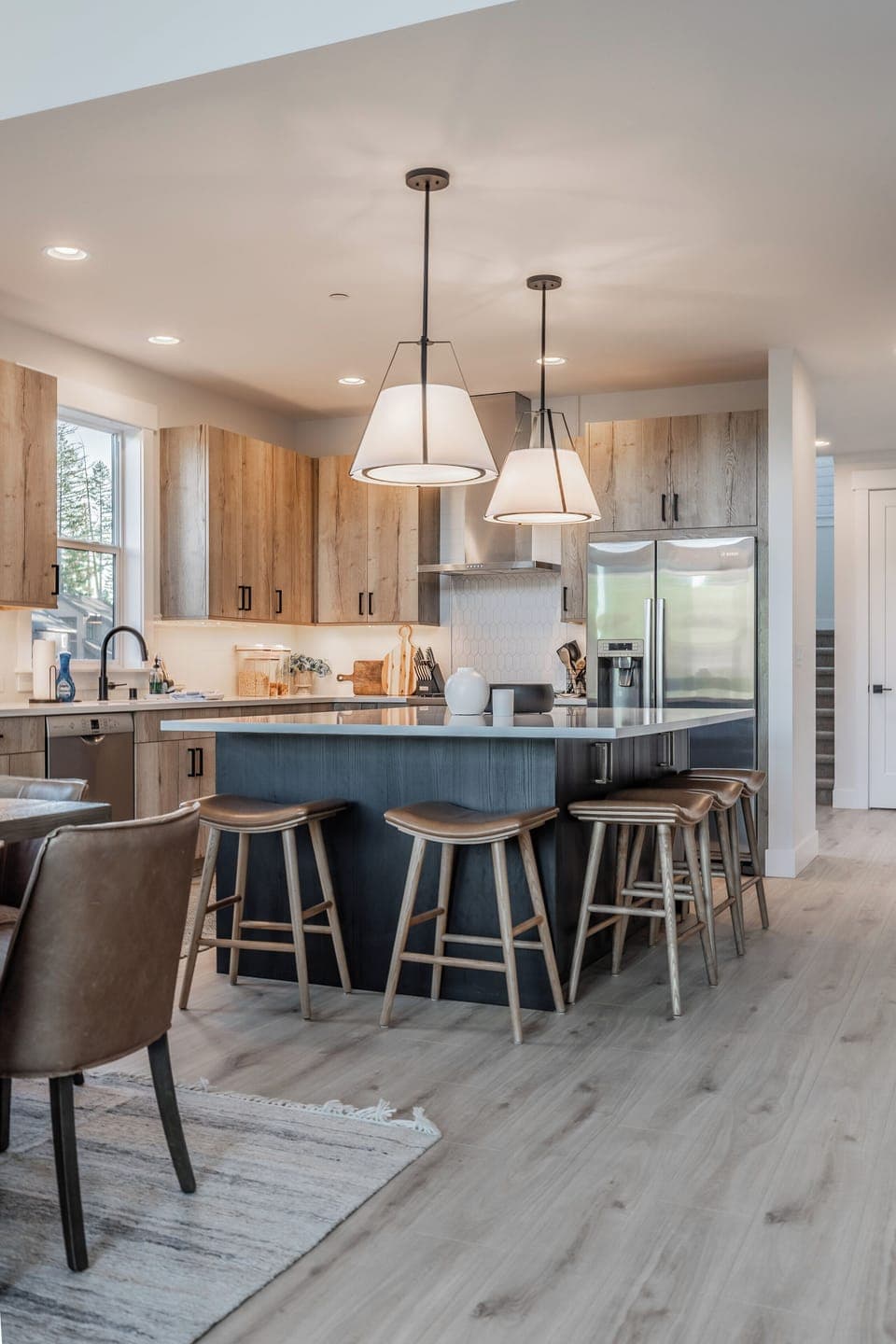 More space for entertaining this beautiful island fits 5 and is a great space to gather