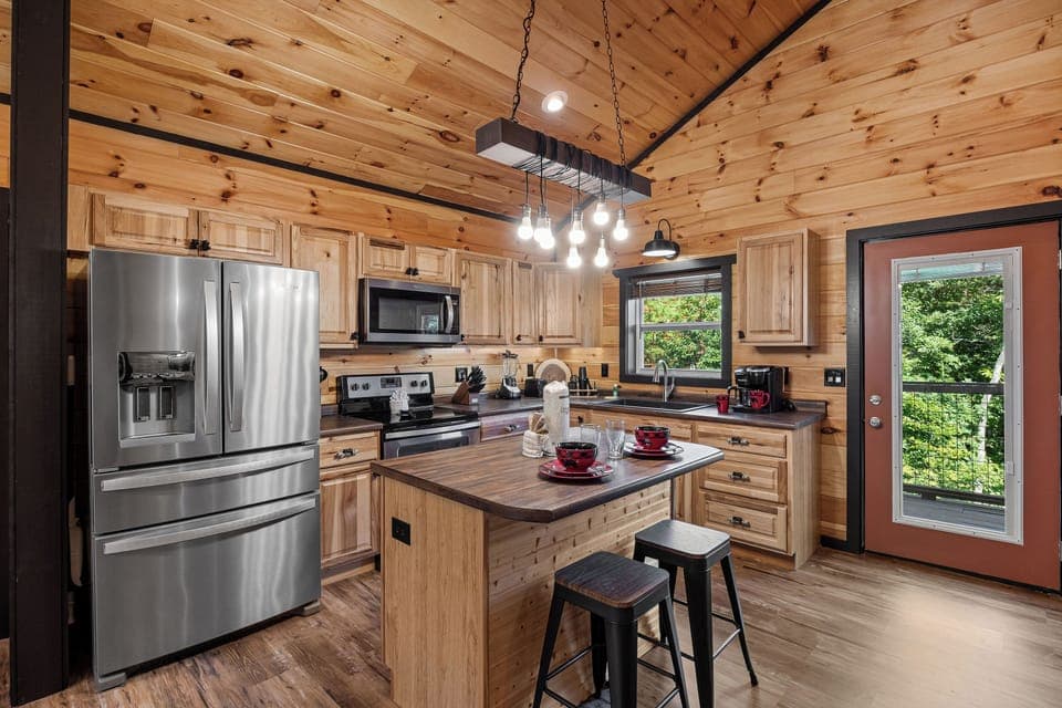 Fully equipped kitchen: cook/bake/dinner/silver-ware provided