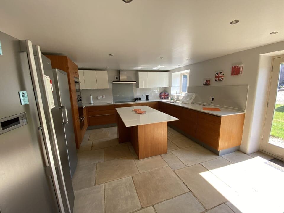 With dishwasher, fridge freezer, oven/hob