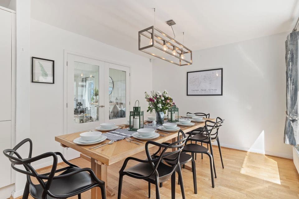 Sea glimpses, hot tub, pool table, parking