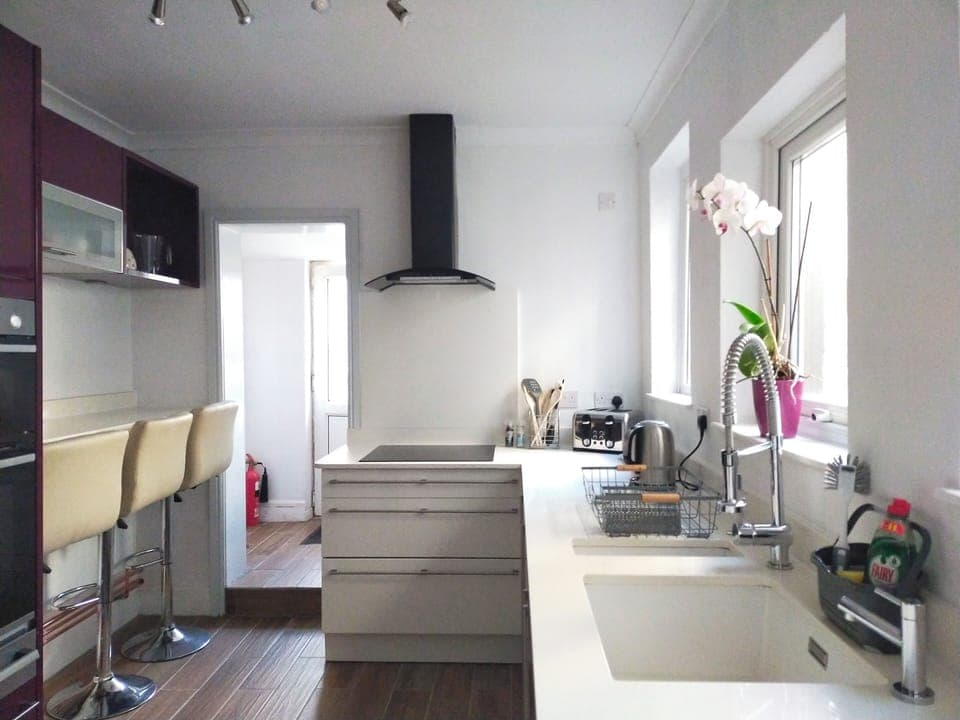 Fully equipped Kitchen with microwave, kettle, coffee maker, blender and toaster