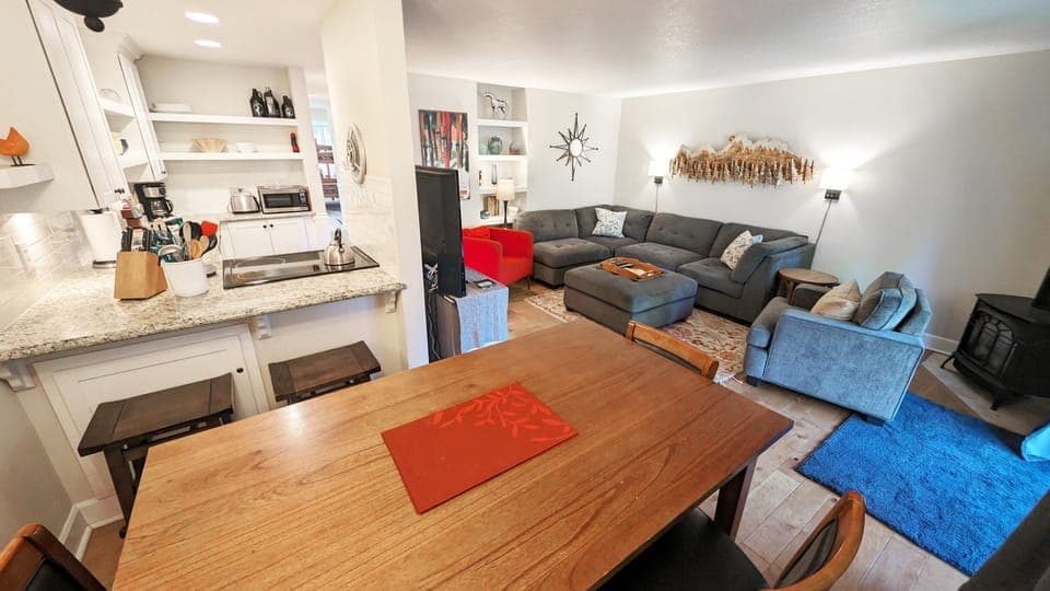 Abbot House 4 - Dining, Living and Kitchen