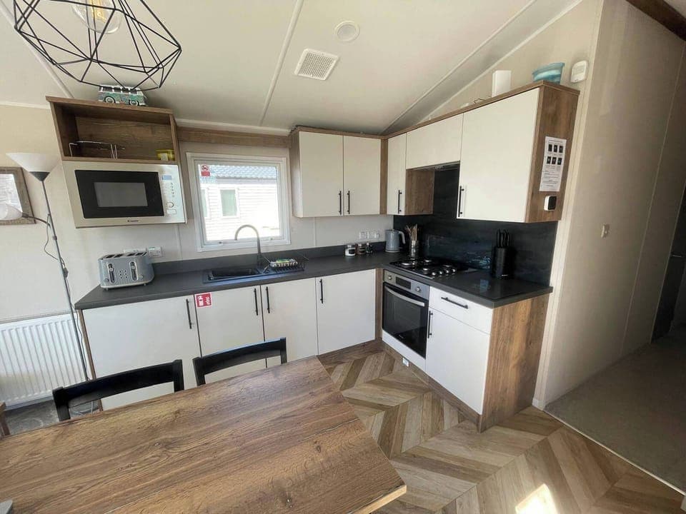 Fully equipped kitchen with hob, oven, slow cooker, air fryer, steamer etc...