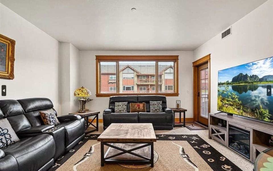 Modern Living Room with Plush Seating and Smart TV – Perfect for Relaxation