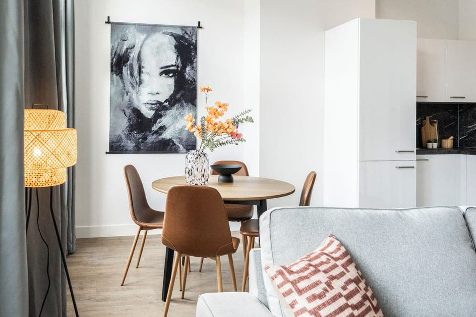 Stylish studio appartement Tilburg with modern furniture, dining area, and artful decor. Ideal for Bed en Koffie and goedkoop stays near Tilburg Centrum, university, or Beekse Bergen.