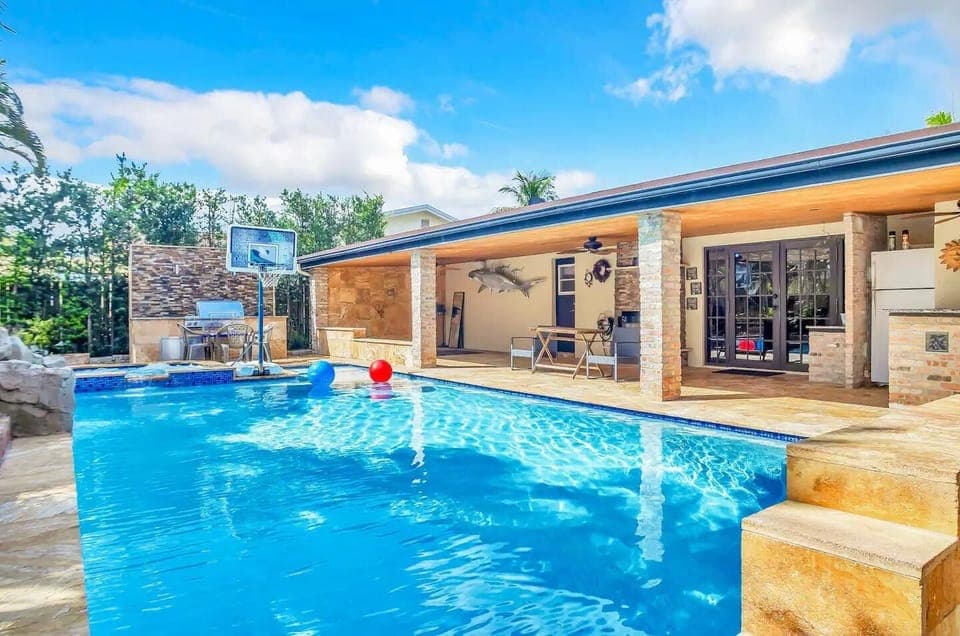 Enjoy a sunny paradise with hot tub and a fun basketball hoop to play with