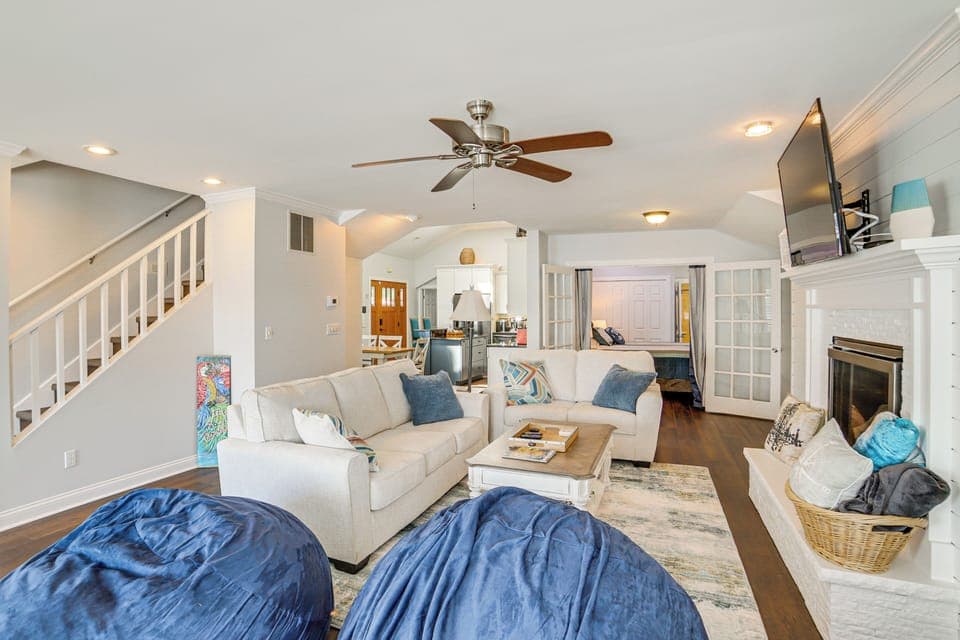 Living Area | Queen Sleeper Sofa | Smart TV | Fireplace | Shuffleboard