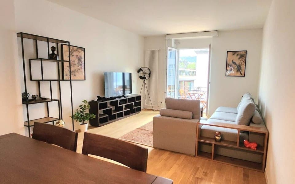 Bright & Spacious living room