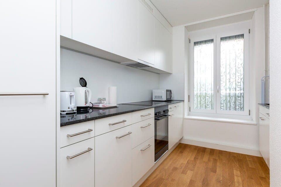 Bright and spacious kitchen, fully equipped with V-Zug kitchen appliances - electric stove, oven, refrigerator, dishwasher and a washing machine/dryer from Electrolux.
