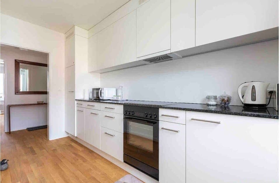 Fully equipped kitchen, complete with dishwasher and washing machine / dryer for your exclusive use. Kitchen is bright and spacious, and all appliances are brand new from V-Zug.