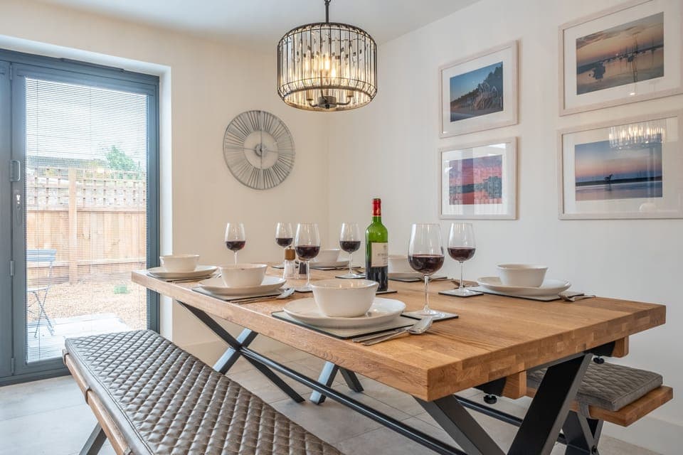 Ground floor: Pour the wine and enjoy!