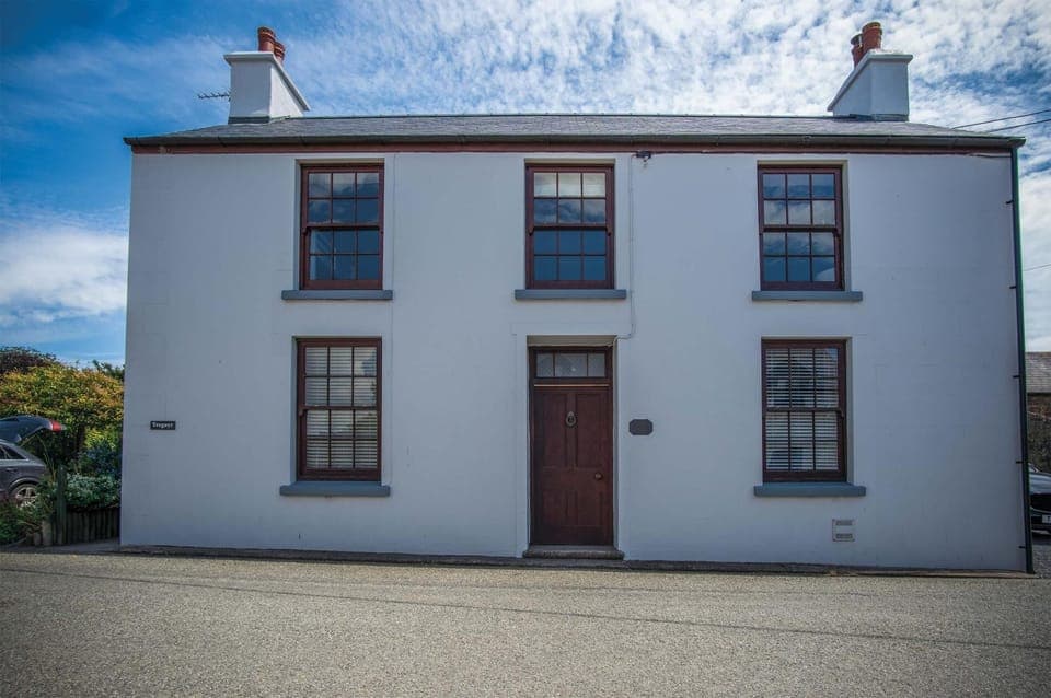 Tregoyr - 3 Bedroom Holiday Home - St. Florence (20265)