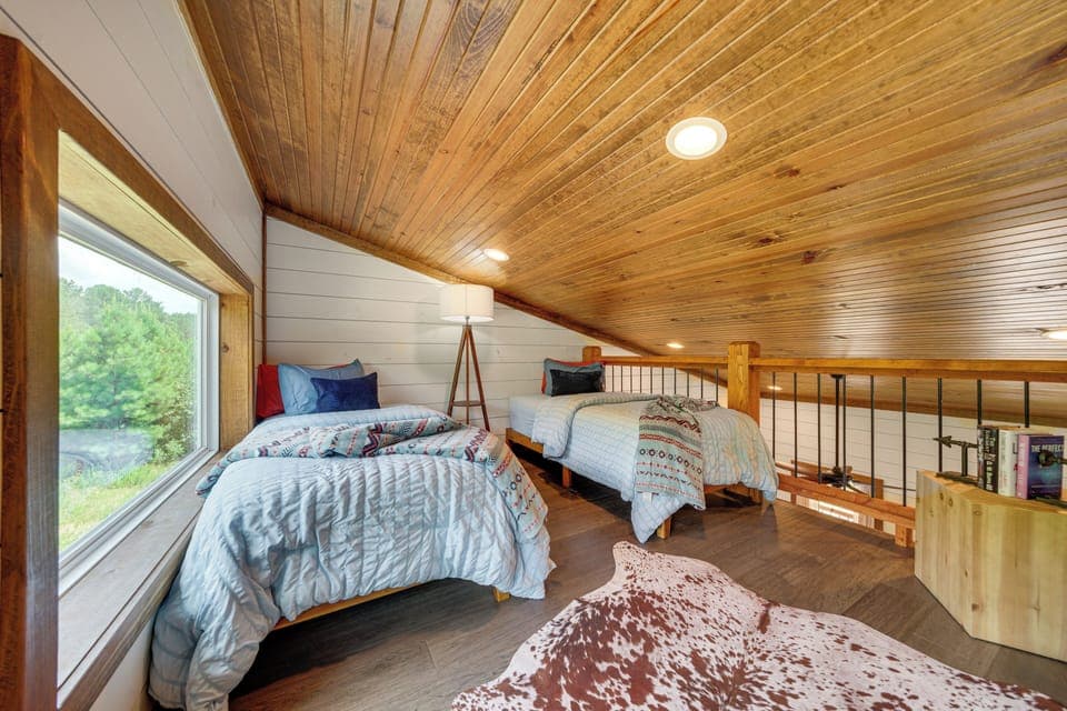 Loft | 2 Twin Beds | Hammock Chair | 2nd Level