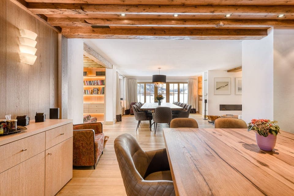 Living area with second dining table in Chalet Lilly - Family & Friends in Lech am Arlberg.
