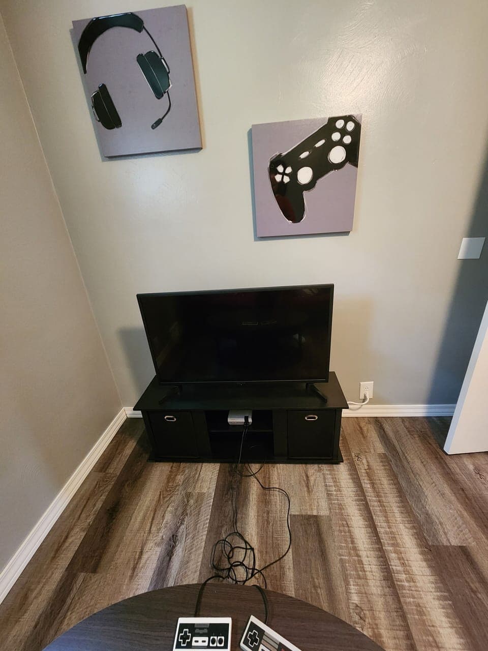 bedroom/gameroom, 32 inch smart tv, nintedo classic with 100 games