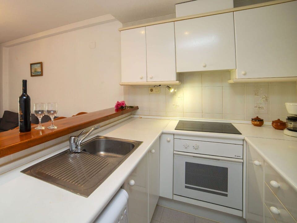 Plant, Cloud, Sky, Building, Daytime, Property, Tree, Azure, Grass, Urban Design