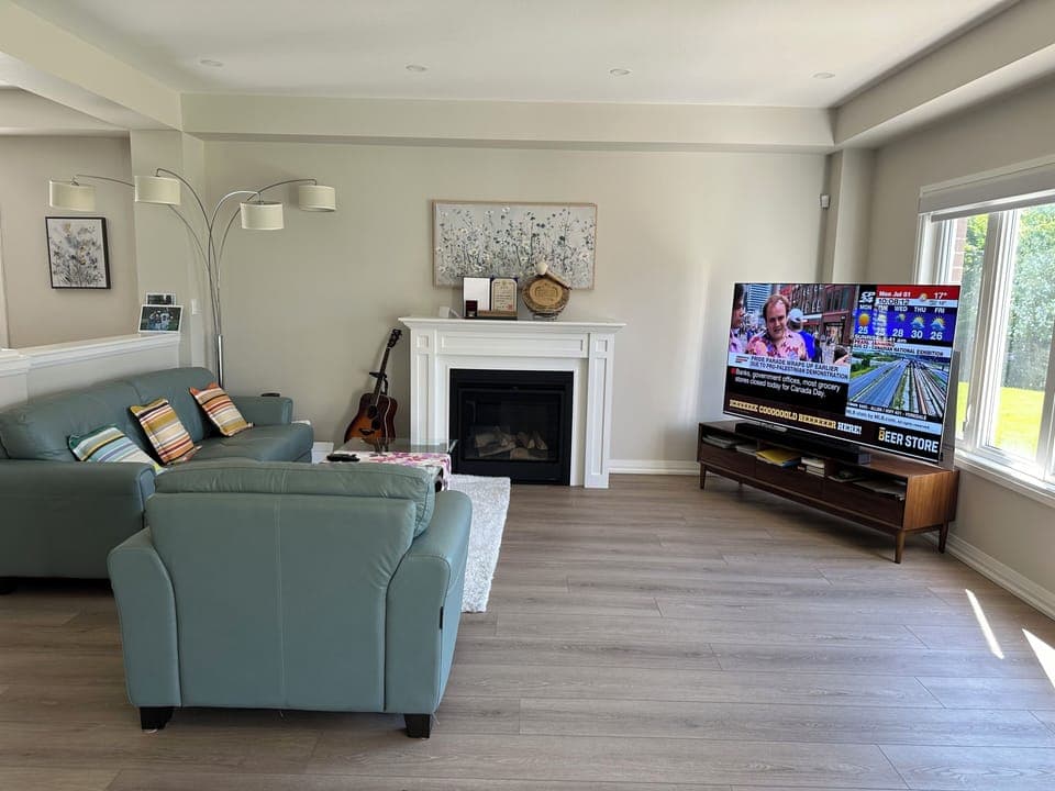 Shared space available for guests: Livingroom & LG OLED TV 77-inch
