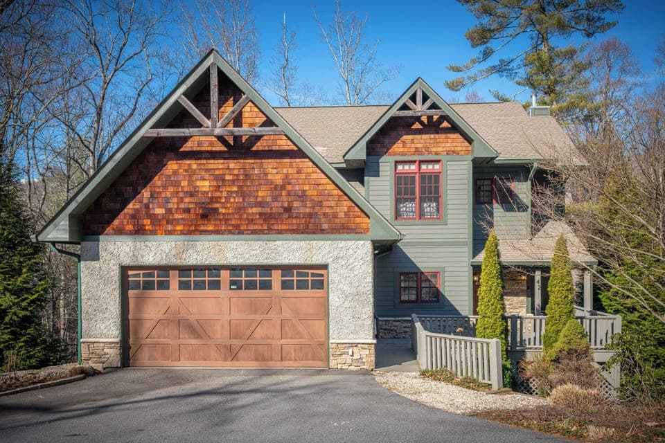 Welcome to Hidden Creek Craftsman Retreat